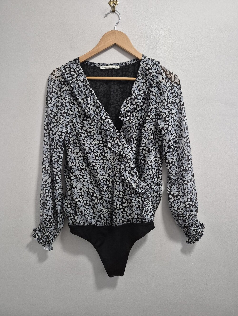 Abercrombie & Fitch Sheer Floral Ruffle V-Neck Bodysuit Size Small